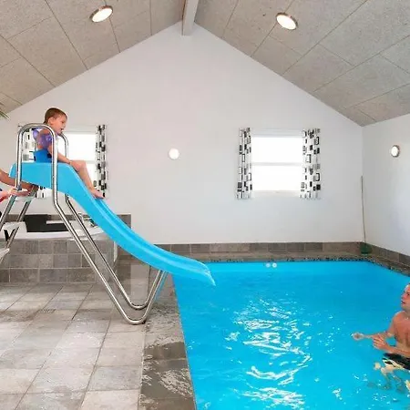 Nyaraló Sleeps 20 Pool Wifi